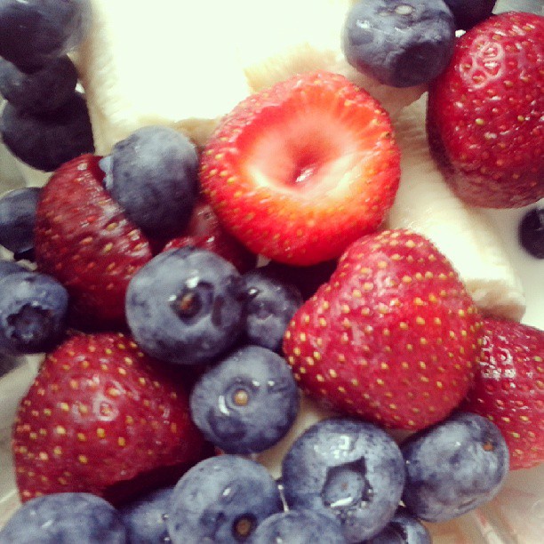 Blending #fruitsmoothy #breakfast #yum