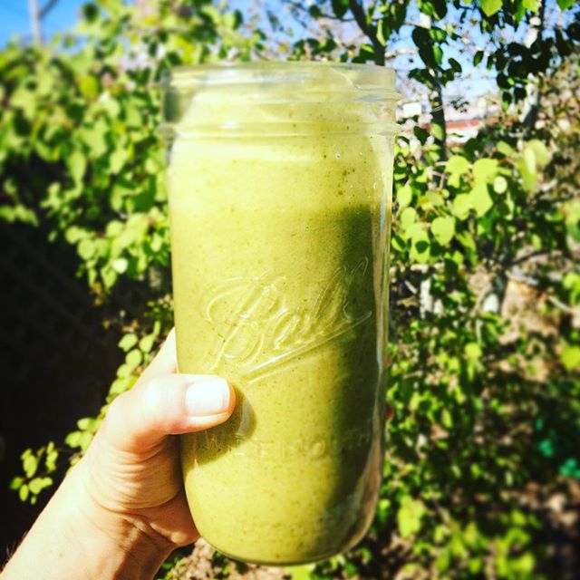 Banana spinach date smoothie #masonjar #smoothie #rawtil4 #freefreelee #vegan #lovethislife