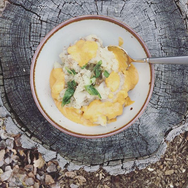 Today my potato meals are instagramly staged atop a cut log. Cuz that’s what you do on instagram 🥦🥔 #potato #instadaily #instafoodie #potatoreset #wslf #vegan